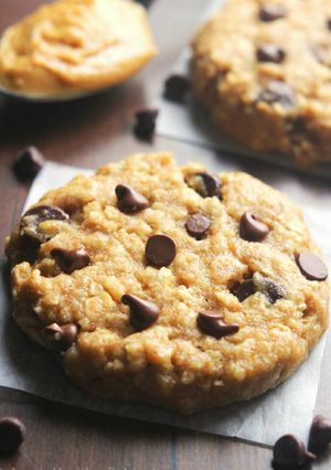 A picture of peanut butter cocolate chip oatmeal cookies..