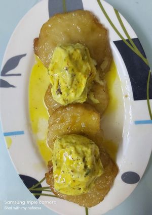 A picture of Apple jalebi with kesar ice-cream.