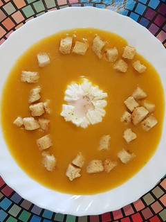 Una foto de Crema de calabaza y patata con huevo poché