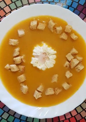 Foto principal de Crema de calabaza y patata con huevo poché
