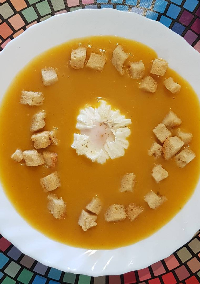 Una foto de Crema de calabaza y patata con huevo poché