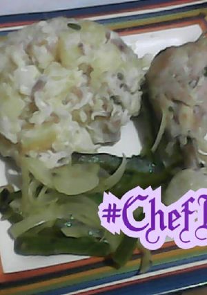 Una foto de Pollo salteado con ensalada de papas con pollo