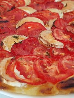 Une photo de Tarte à la tomate et chèvre