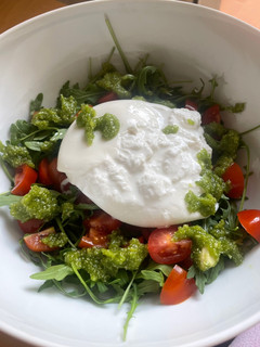 Una foto de Ensalada de burrata y pesto