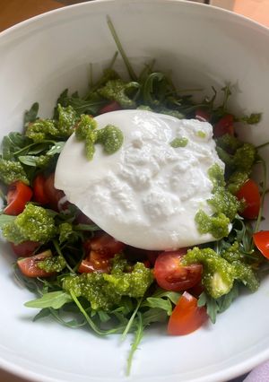 Una foto de Ensalada de burrata y pesto