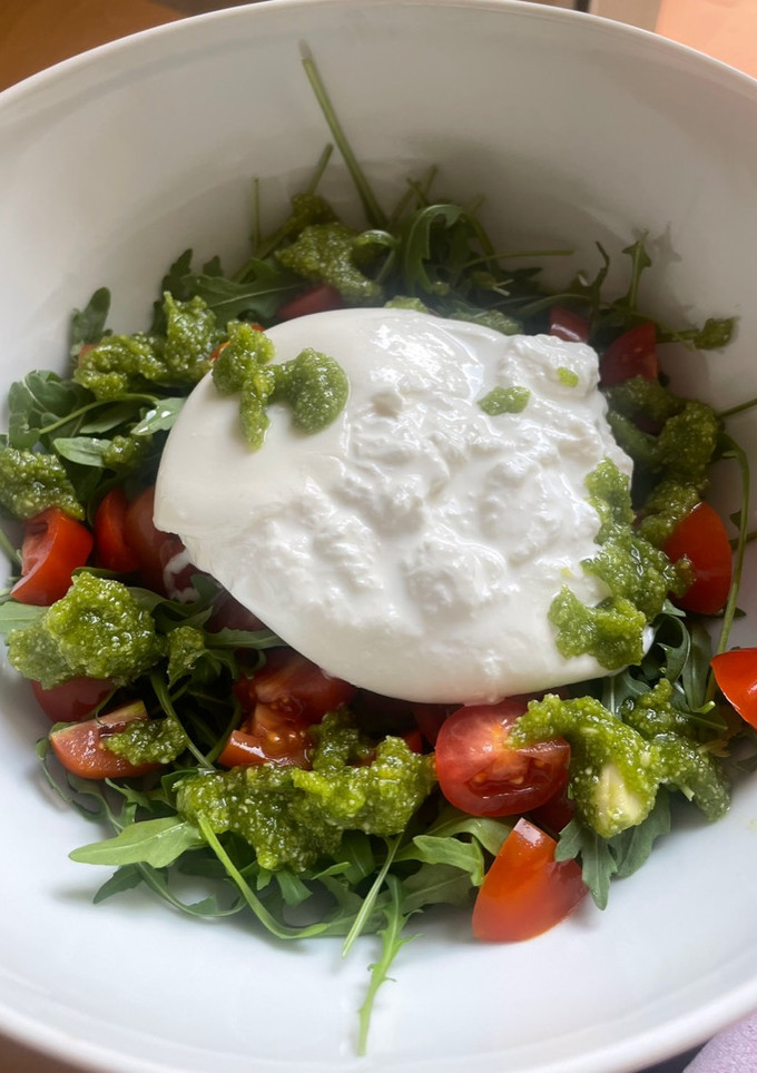 Una foto de Ensalada de burrata y pesto