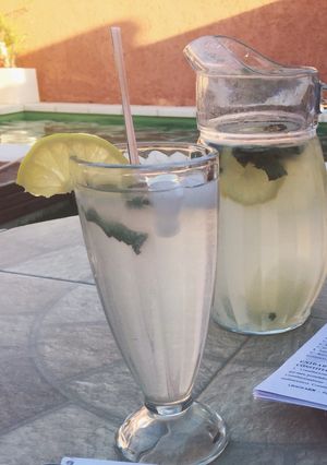 Una foto de Fresca limonada con menta