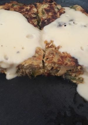 Una foto de Tortilla de zapallitos, verduras varias y queso