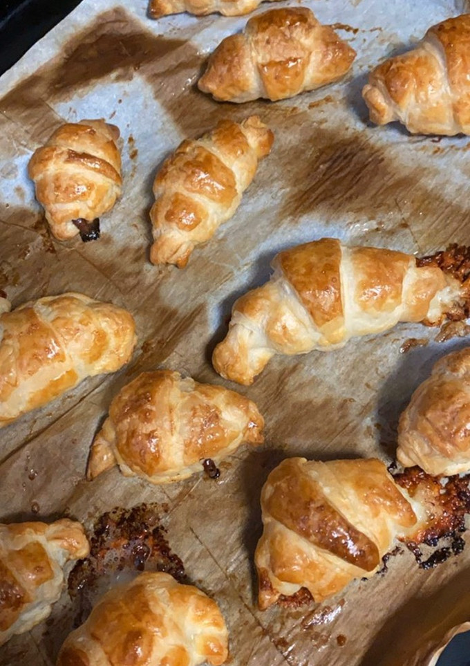 Una foto de Croissant de jamón y queso/chocolate
