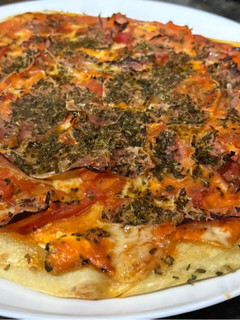 Una foto de Pizza jamón cocido, queso y tomate