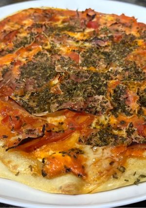Una foto de Pizza jamón cocido, queso y tomate