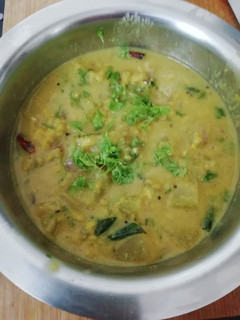 வெள்ளைப்பூசணி கூட்டு(white pumpkin koottu recipe in tamil) செய்முறை முக்கிய புகைப்படம்