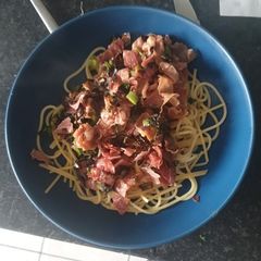 A picture of Spaghetti and prosciutto stir fry.