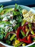 Salada de Rúcula com Ovo Mexido, Feta e Legumes