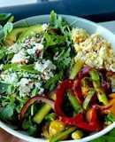 Salada de Rúcula com Ovo Mexido, Feta e Legumes