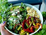 Salada de Rúcula com Ovo Mexido, Feta e Legumes