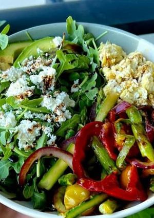 Foto de Salada de Rúcula com Ovo Mexido, Feta e Legumes