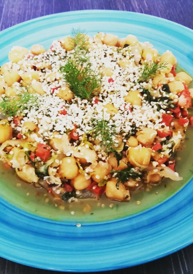 Una foto de Guiso de garbanzos al anís con semillas de cáñamo