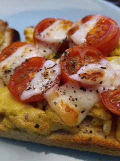 Una foto de Tostas de huevo, tomate y queso