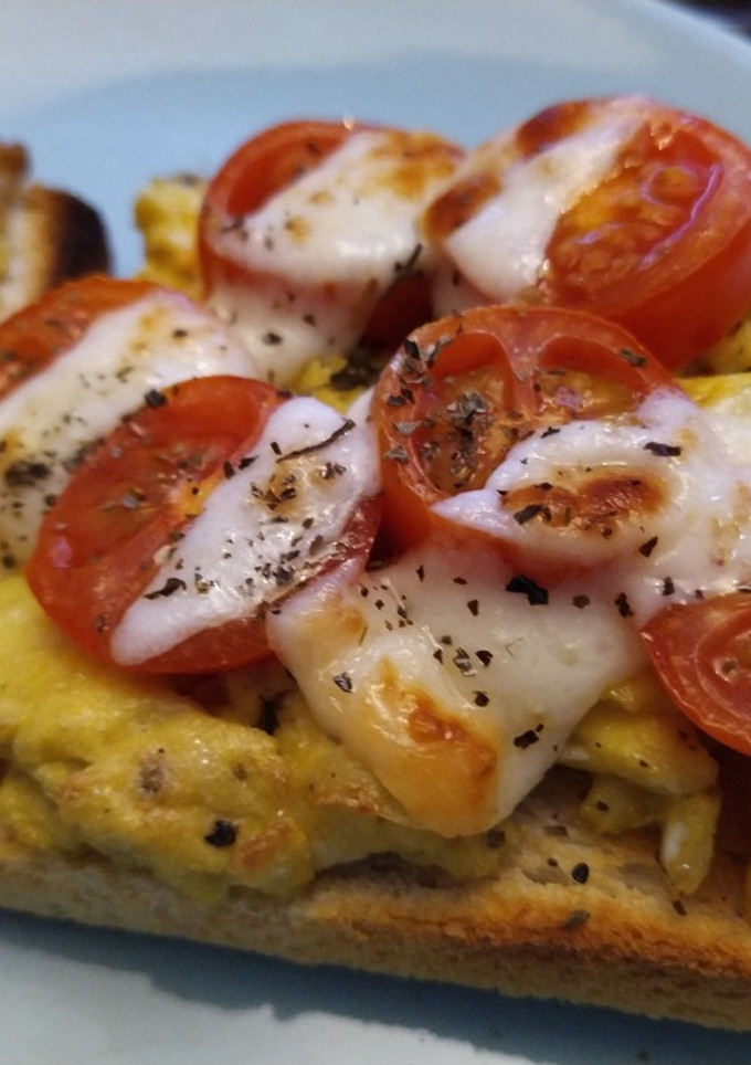 Una foto de Tostas de huevo, tomate y queso