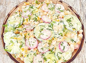 Une photo de Salade de concombre /maïs/radis