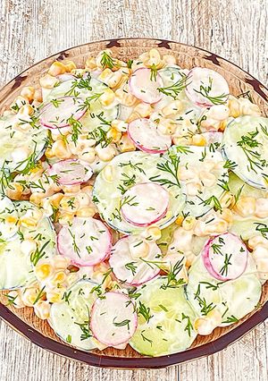 Une photo de Salade de concombre /maïs/radis