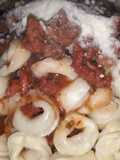 Capelettinis con salsa bolognesa
