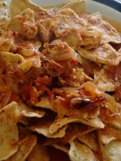 Una foto de Chilaquiles en salsa mixta con pollo 😘