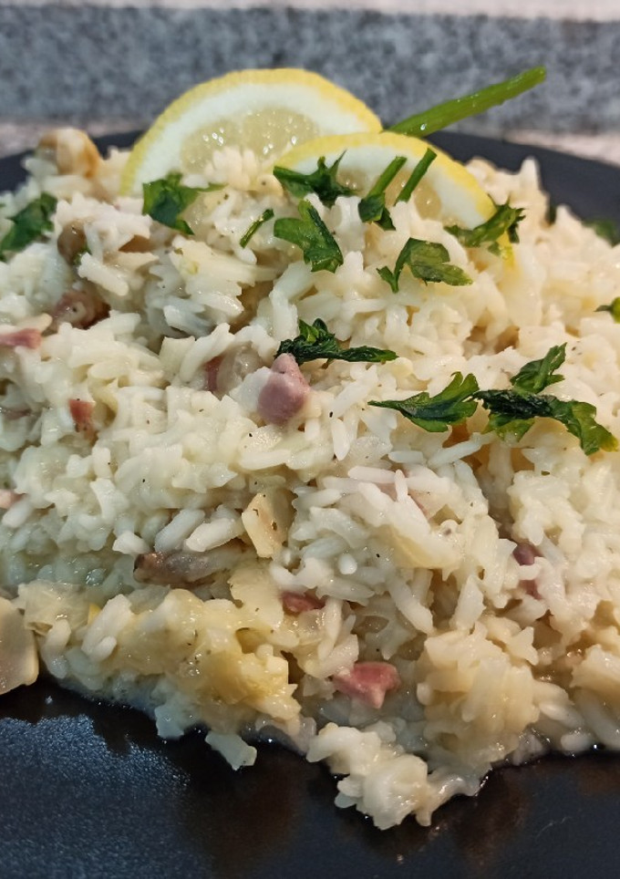 Una foto de Risotto al limón 🍋 con champiñones y bacon 🍴