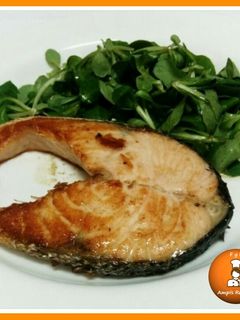 Una foto de Salmón a la plancha y ensalada de canónigos