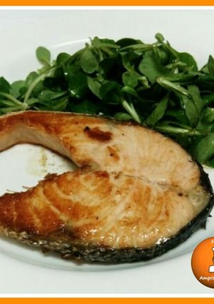 Una foto de Salmón a la plancha y ensalada de canónigos