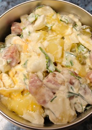 Una foto de Ensaladilla de patata con huevos fritos y salsa ranchera