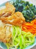 Mì trộn gà chiên mắm, rong biển và rau củ (mì ướp vị tương)