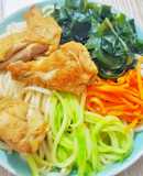 Mì trộn gà chiên mắm, rong biển và rau củ (mì ướp vị tương)