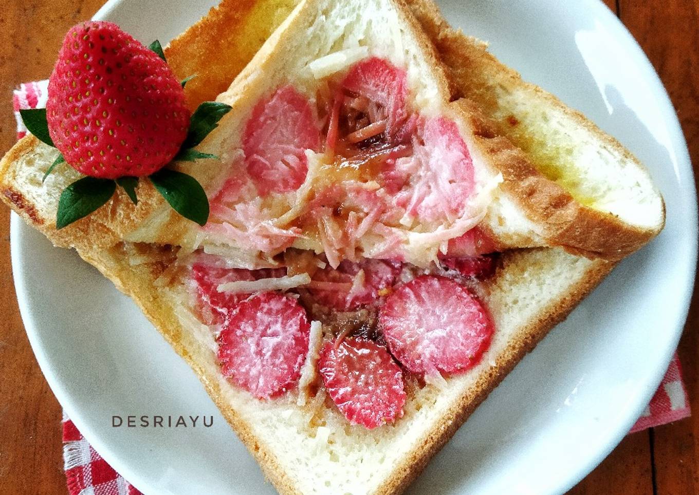Roti Tawar Bakar Isi Keju Stroberi