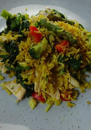 Foto de Arroz frito com legumes, carne e açafrão