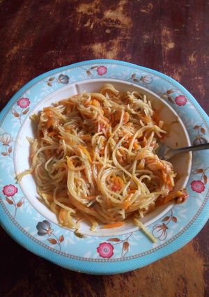 A picture of Spaghetti with vegetables.
