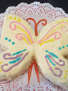 Una foto de Tarta mariposa con frosting de queso y chocolate blanco