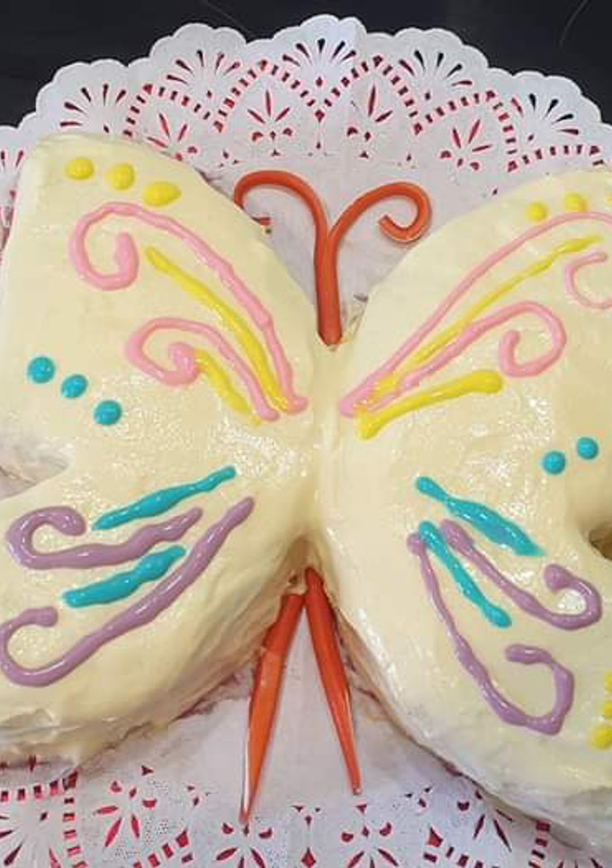 Una foto de Tarta mariposa con frosting de queso y chocolate blanco