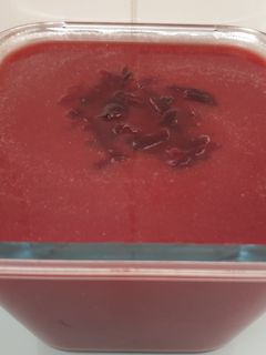 Una foto de Sopa fría de remolacha con sandía y cítricos