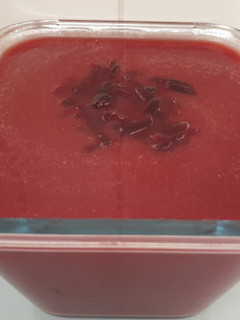 Una foto de Sopa fría de remolacha con sandía y cítricos