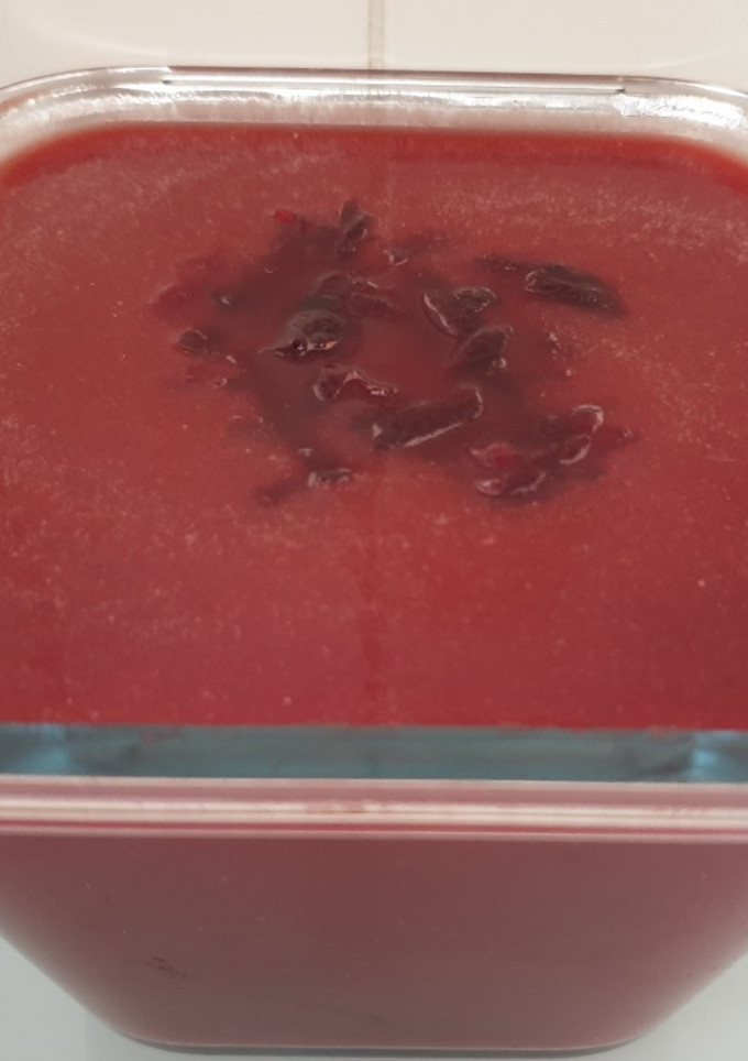 Una foto de Sopa fría de remolacha con sandía y cítricos