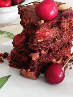 Foto di Brownies alle ciliegie 🍒🍒e nocciole