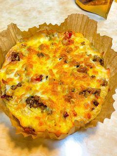 Hình của món Pizza trứng xúc xích bằng nồi chiên không dầu.