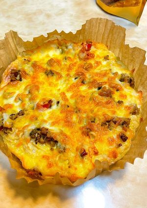 Hình của món Pizza trứng xúc xích bằng nồi chiên không dầu.