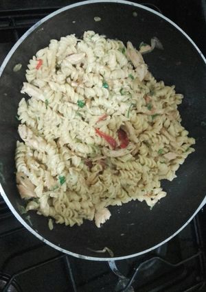 Una foto de Pastas con pollo salteado (tirabuzones en mi caso)