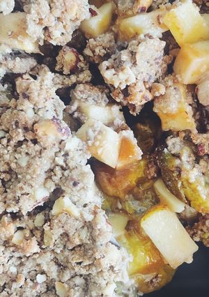 Une photo de Crumble au sarrasin au noisettes concassées - Pommes & Reines Claude 🍏🍑