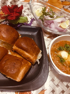 पाव भाजी (pav bhaji recipe in Hindi) रेसिपी मुख्य फोटो