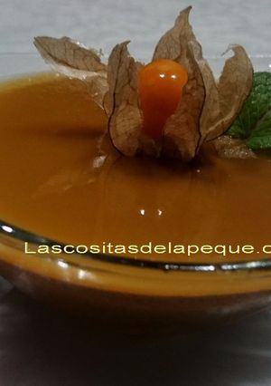 Una foto de Moouse de chocolate con gelatina de physalis