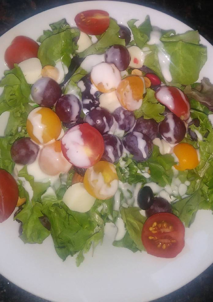 Una foto de Ensalada mixta agridulce con yogurt